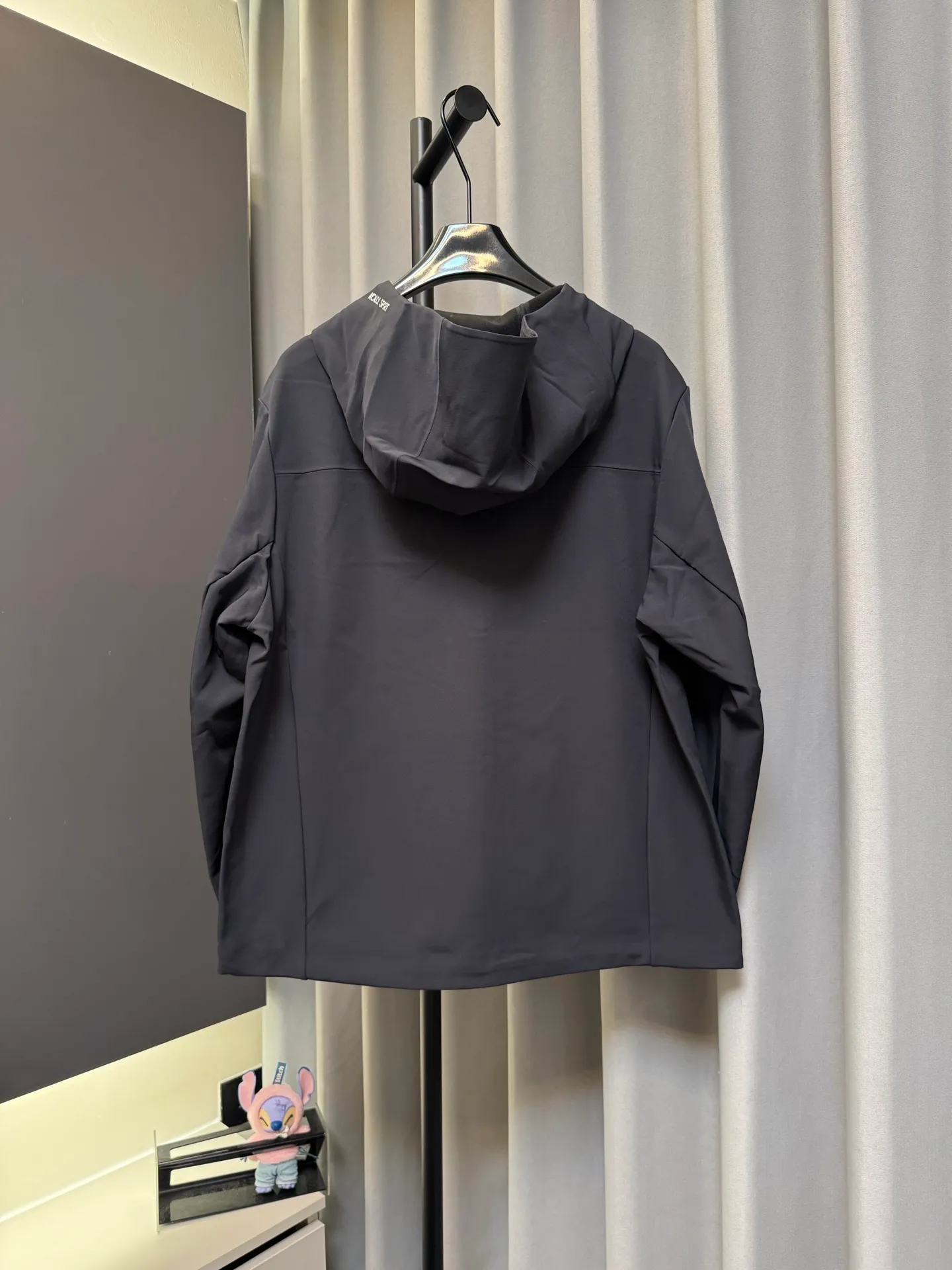 [Premium Replica] KOLON SPORT/Kolon 26fw Wind Spine Graphene Soft Shell Jacket Water-Repellent Anti-static Hooded Fleece Jacket Core Product Features 1 Fabric and Protection ◦ Made of GORE-TEX 2L professional waterproof and breathable membrane, waterproof index ≥5000mm H₂O, moisture permeability ≥5000g/(m²·24h), can cope with moderate to heavy rain and strong wind weather. ◦ The outer layer is made of Wear-Resistant nylon fabric, which is tear-resistant and scratch-resistant. It is suitable for outdoor hiking, mountain climbing and other scenes, while taking into account the lightweight nature of urban commuting. 2 Fit and design ◦ Slim cut, suitable for Asian body shapes, not bulky, taking into account freedom of movement and aesthetics for daily wear. ◦ Hooded design with adjustable brim to improve head protection; raglan sleeve design to reduce constraints on arm movements. ◦ Front main zipper + waterproof zipper pocket on the chest, and large-capacity diagonal pockets on both sides to achieve multi-partition storage, and the waterproof zipper effectively prevents items from getting damp. ◦ The hem and cuffs are equipped with adjustable drawstrings/velcro, which can flexibly adjust the fit, lock in temperature and prevent wind. 3 Logo and details ◦ The brand’s Classic “Two Trees” logo is printed on the left chest, which is highly recognizable; some styles have the GORE-TEX logo on the hem, highlighting their professional attributes. ◦ The body has simple lines, no unnecessary decoration, and a minimalist style, making it suitable for various occasions. 🎨Three-color styles and suitable scenarios Color Style features Suitable scenarios Navy Blue Calm and elegant, low-key Versatile Workplace commuting, business and leisure, outdoor hiking Light Gray Refreshing and clean, showing youthfulness and vitality City walks, light outdoor, daily outings Jiang Yellow Eye-catching, full of personality Outdoor camping, short trips, trendy wear • Target group: Male and female consumers who pursue the combination of outdoor functions and daily wear. It is suitable for diverse scenarios such as commuting, light outdoor use, and short-distance travel. 💡 Outfit Suggestions • For urban commuting: wear a sweater/shirt underneath, casual pants/suit trousers as bottom, and white shoes, which are windproof and splash-proof. The minimalist style is suitable for the workplace and daily life. • Light outdoor hiking: Wear a quick-drying jacket underneath, hiking pants underneath, and hiking shoes. Wear-Resistant is tear-resistant, waterproof and moisture-permeable, allowing for unrestricted movement. • For short trips: Wear a sweatshirt underneath, overalls underneath, and Sneakers. It is lightweight and easy to store, and can cope with changing weather. It has both good looks and practicality. Color: black Size: m/l/xl/2xl/3xl